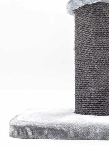 Primo piano di un tiragraffi con un fusto spesso rivestito di sisal scuro su una base morbida di colore grigio chiaro. Il bordo superiore è rivestito con un morbido tessuto grigio chiaro, su uno sfondo bianco semplice.