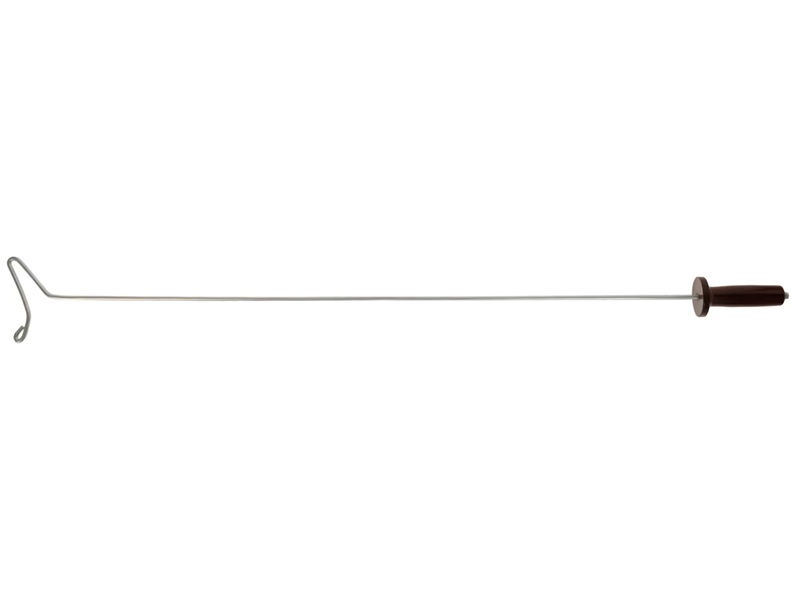 Lange, schlanke Metallstange mit dunkelbraunem, geriffeltem Griff rechts und gebogener, U-förmiger Spitze links. Die glänzende Stange liegt horizontal auf weißem Hintergrund und reicht fast über die ganze Bildbreite.