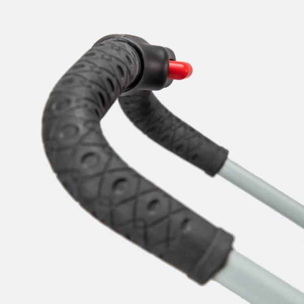 Primo piano dell'impugnatura comfort di un Buggy Comfort EFA di InnoPet, con pulsante rosso e cornice grigia.