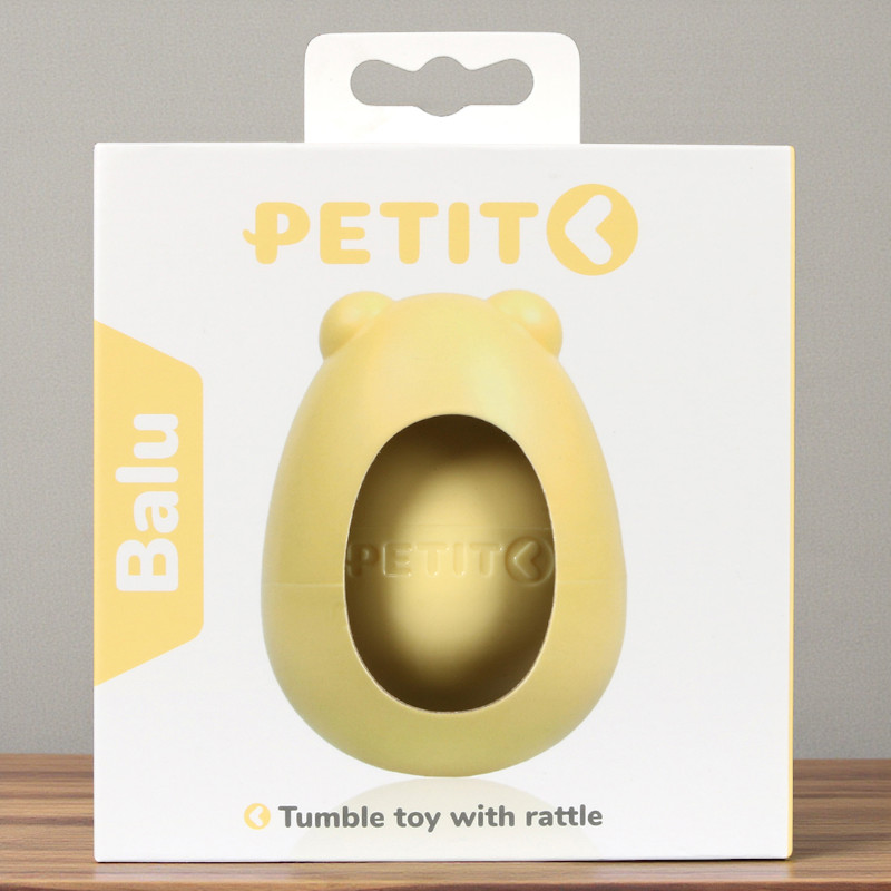 Gelbes PETIT© Balu Tumbler Spielzeug in Verpackung, mit Bärenkopf-Design und Rassel.