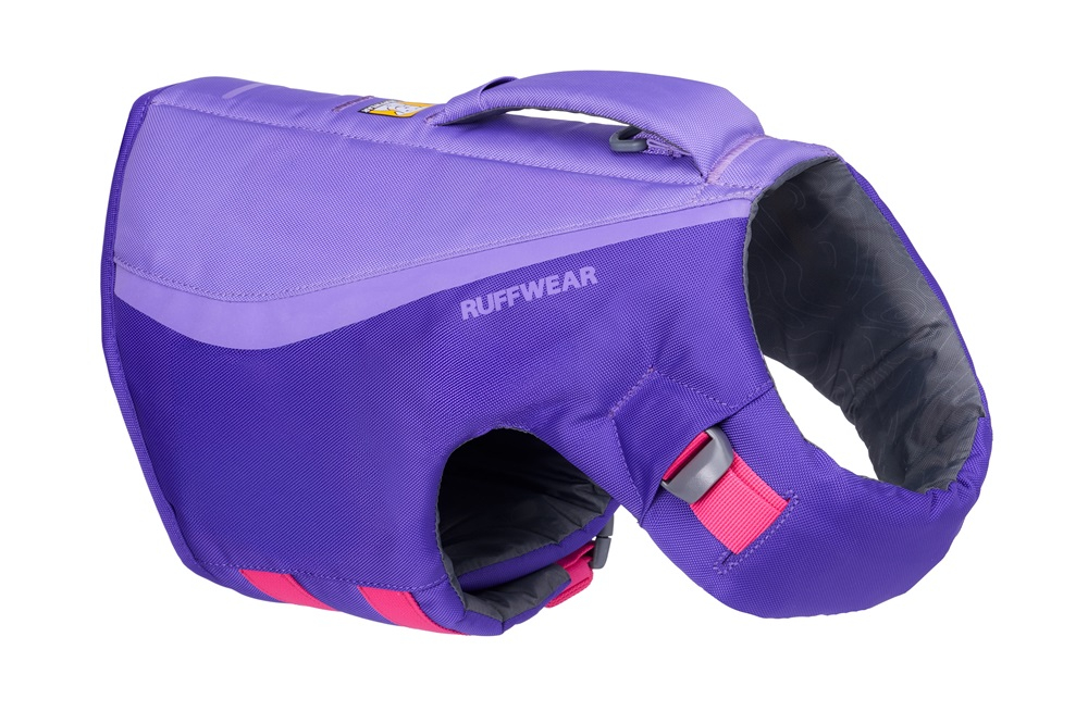 Gilet de natation violet pour chiens, avec bande claire sur le dessus et poignée de transport robuste. Logo « Ruffwear » sur le côté. Sangles réglables rose vif, boucles grises, rembourrage intérieur gris foncé à motif topo.