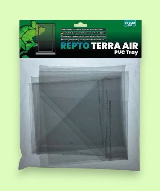 Verpackte PVC-Bodenschale für ein Repto Terra Air Terrarium, 76 x 42 cm groß. Die grüne Verpackung zeigt eine Silhouette eines Chamäleons und den Produktnamen REPTOTERRA AIR PVC Tray. Der transparente Einschub der Schale ist gefaltet sichtbar.