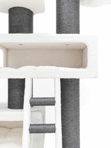 Zoom su un tiragraffi color bianco sporco: cuccia aperta con cuscino, piccola scaletta, tronchi in sisal, piattaforme con peluche chiaro.