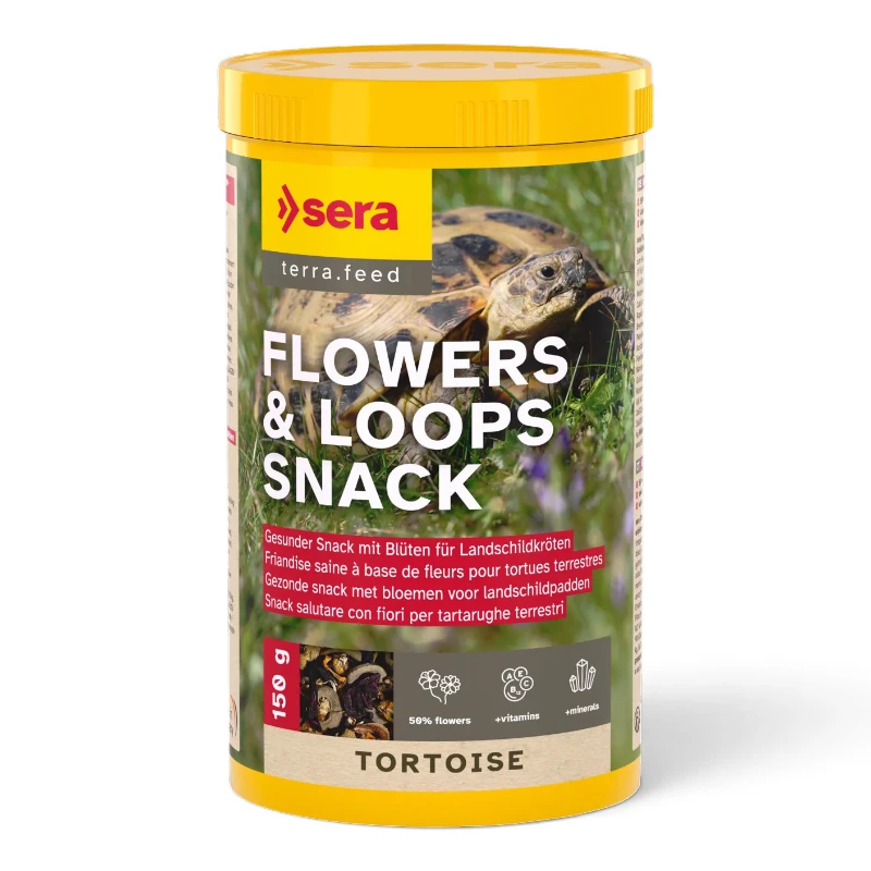 Confezione gialla con snack "Sera" terra.feed Flowers & Loops. Etichetta con tartaruga terrestre su prato verde e fiori viola. Snack salutare: 50% fiori, vitamine e minerali, formulato per tartarughe terrestri.