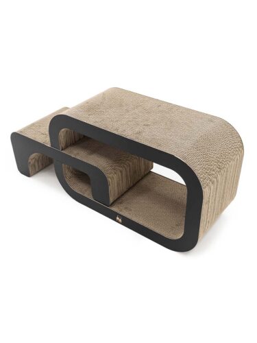 Tiragraffi per gatti curvo a due livelli in cartone ondulato beige con bordi neri arrotondati. In alto una superficie di riposo, in basso una cavità a forma di tunnel. Design moderno con aree per graffiare e riposare su sfondo bianco.