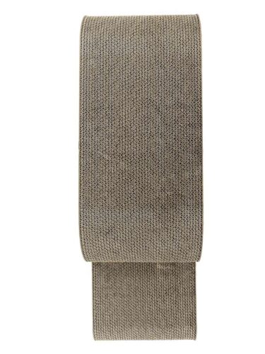Beiges, längliches Stoffband mit feiner Körnchen-Textur auf weißem Hintergrund. Oben gerollt, unten leicht gebogen, dichtes Webmuster mit dunkleren Einschlüssen.