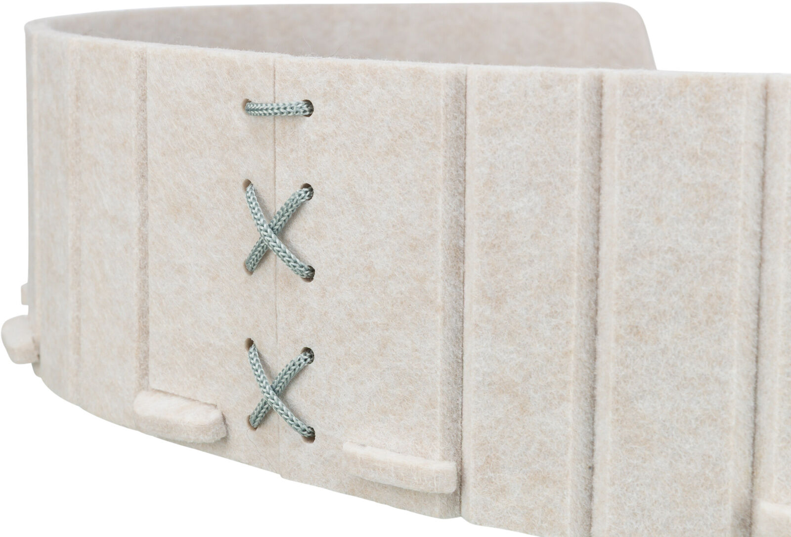 Materiale simile al feltro beige, suddiviso in segmenti verticali. Cordoncini intrecciati di colore verde chiaro passano a forma di croce attraverso fori punzonati e tengono insieme le parti ricurve.