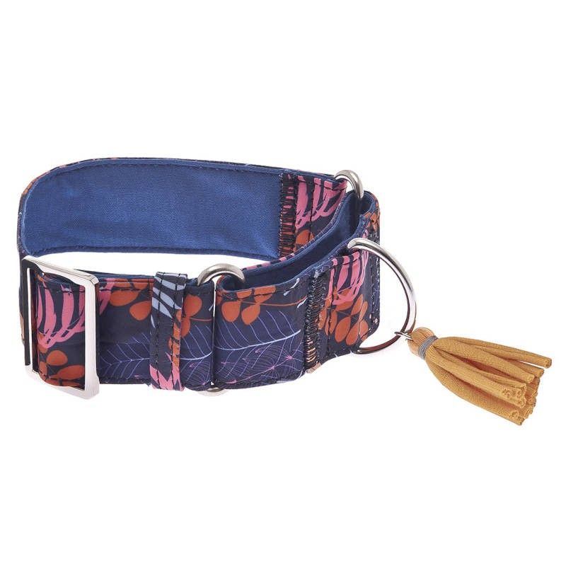 Collier de chien bleu martingale KAMI avec motif et pompon doré. L'intérieur est bleu uni.