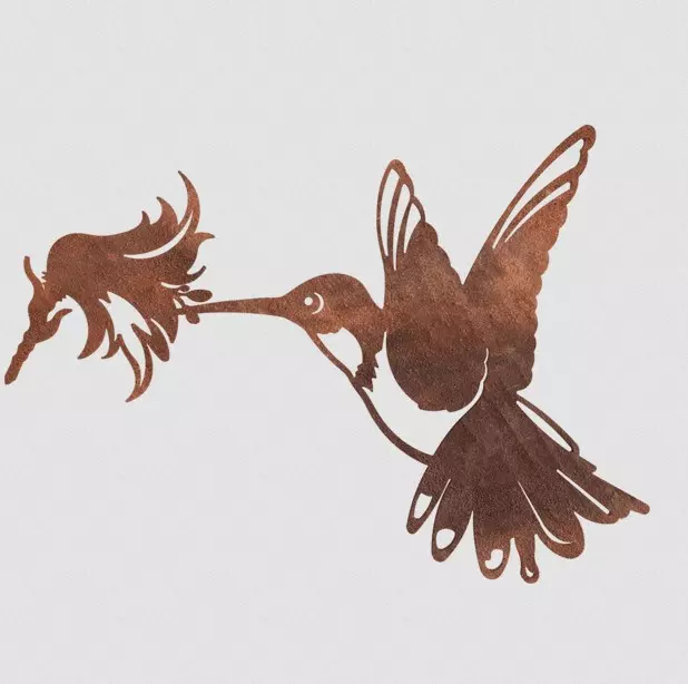 Fiche d'arbre couleur rouille Colibri en vol, avec un long bec sur une fleur. Silhouette en métal, décoration de jardin en filigrane.