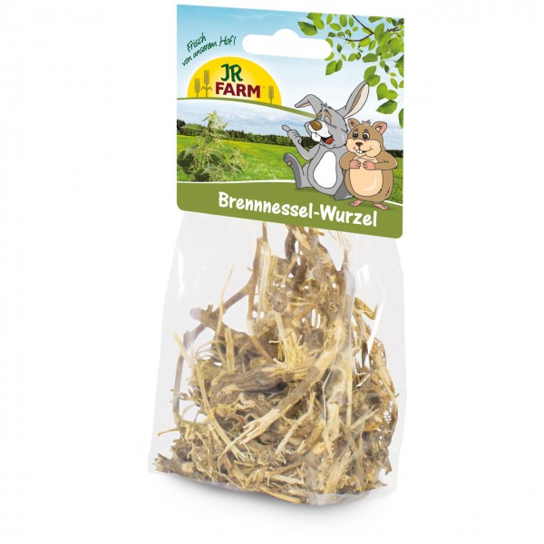 Transparente Plastiktüte mit getrockneten Brennnesselwurzeln als Tierfutter/Snack. Oben grünes Etikett mit blauem Himmel und grünen Feldern, mit Cartoon-Hase und -Meerschweinchen. Marke: JR FARM, „Brennessel-Wurzel“.