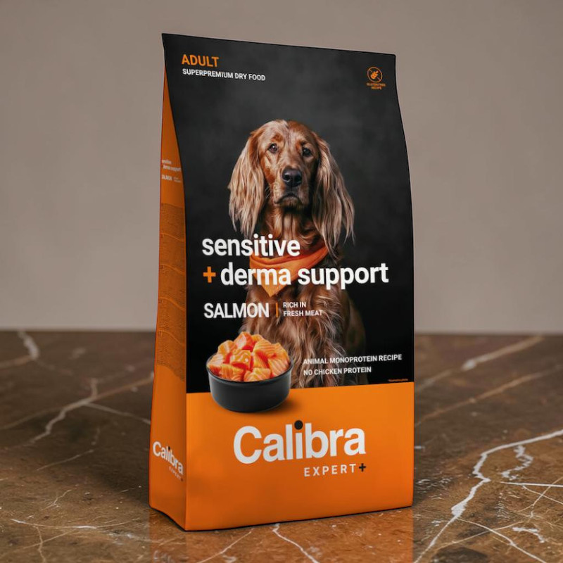 Calibra Expert+ Hundefutter für erwachsene Hunde mit empfindlicher Haut und Fell. Schwarze Vorderseite mit braunem Spaniel (oranges Halstuch) und „sensitive + derma support SALMON“. Glutenfrei, ohne Hühnerprotein, reich an Omega-3.