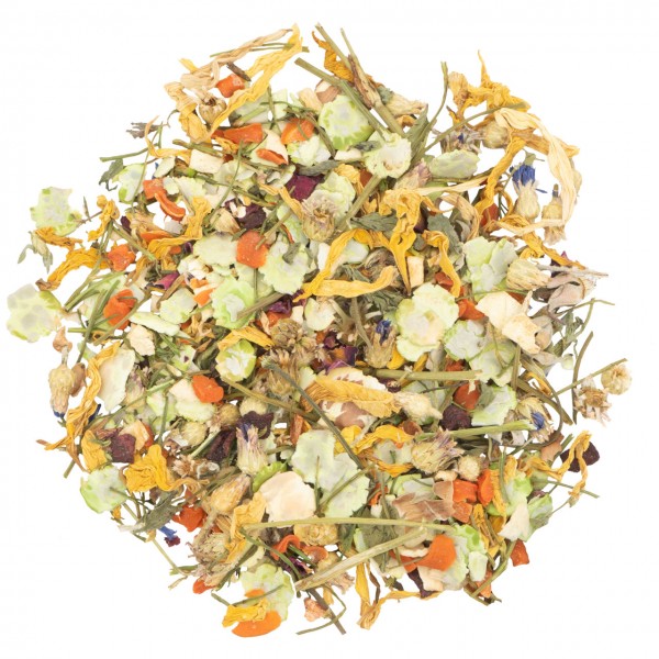 Haufen getrockneter Kräuter, Blüten und Gemüse auf weißem Grund. Die Mischung enthält hellgrüne Blätter, kleine orange Karottenstücke, gelbe Blütenblätter und dünne grüne Halme. Bunte Trockenfuttermischung, natürlich.