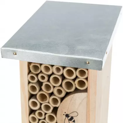 bienenhotel-mit-dach-3 Bienenhotel mit Dach