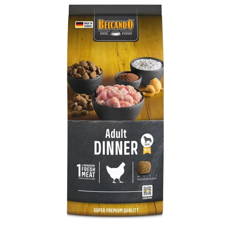 Belcando Cibo secco Adult Dinner in busta. Nell'immagine: ciotole con carne fresca di pollame, crocchette marroni, fecola di patate bianca e farina di semi d'uva scura. Promuove la carne fresca come ingrediente principale per i cani.