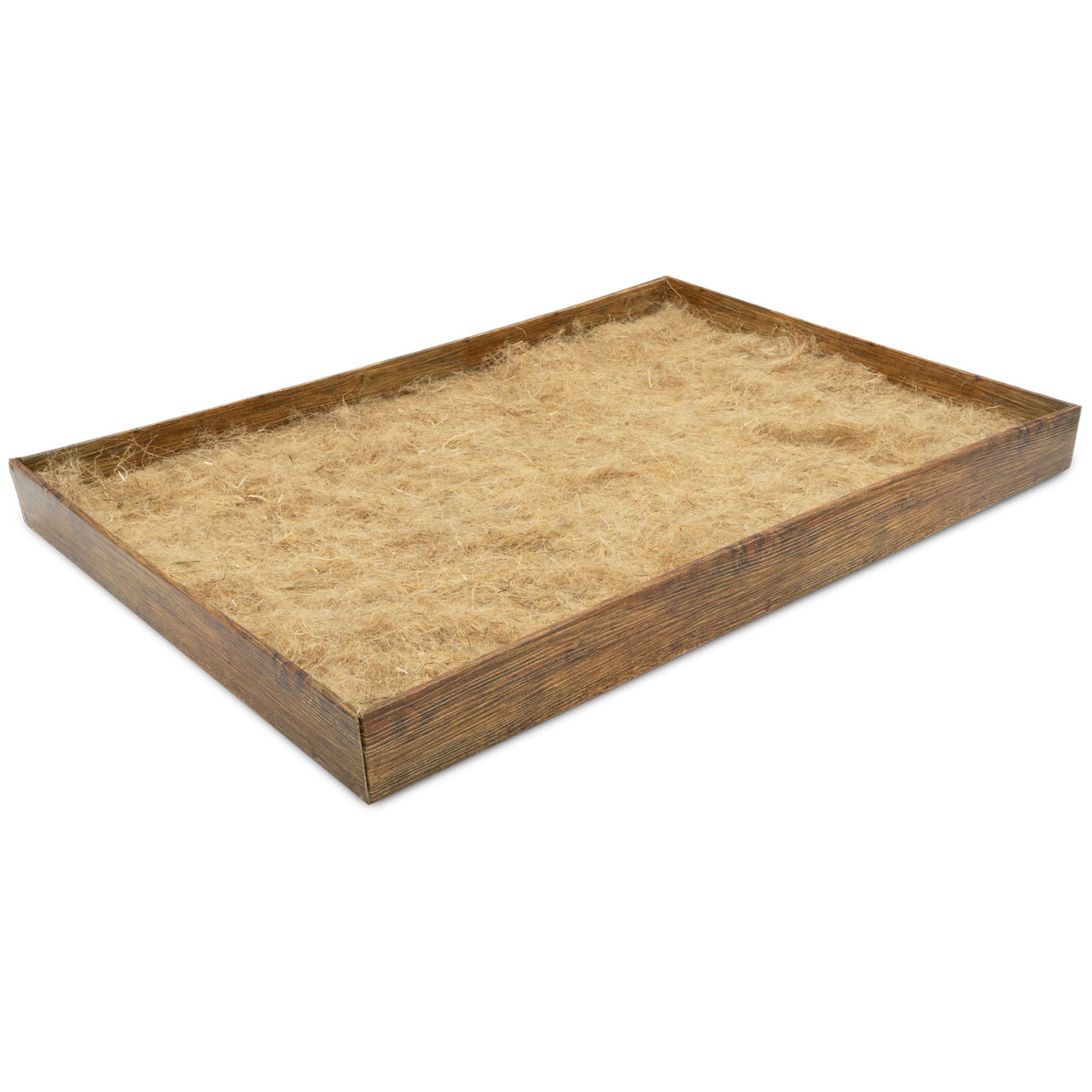Rechteckiges, rustikales Holztablett mit dunkelbraunem Rahmen, gefüllt mit feiner, hellbrauner Holzwolle oder ähnlichem Füllmaterial. Schräg auf weißem Hintergrund, mit klar sichtbarer Holz- und Materialstruktur.