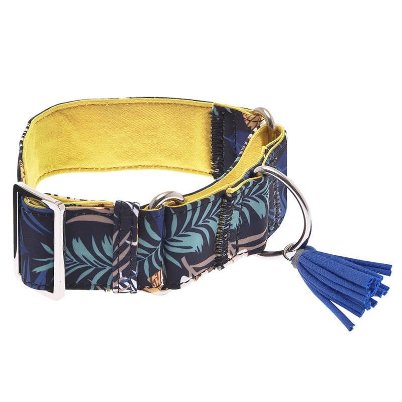Collier de chien martingale jaune avec un motif de feuilles et un détail de glands bleus.