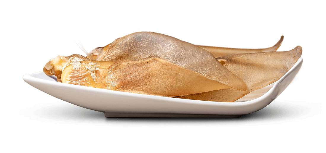 Weiße, flache Schale mit mehreren goldbraunen, getrockneten Schweineohren als Kauartikel oder Snack. Die Ohren sind leicht gewellt, durchscheinend, mit sichtbaren feinen Adern und liegen schräg in der Schale auf weißem Hintergrund.