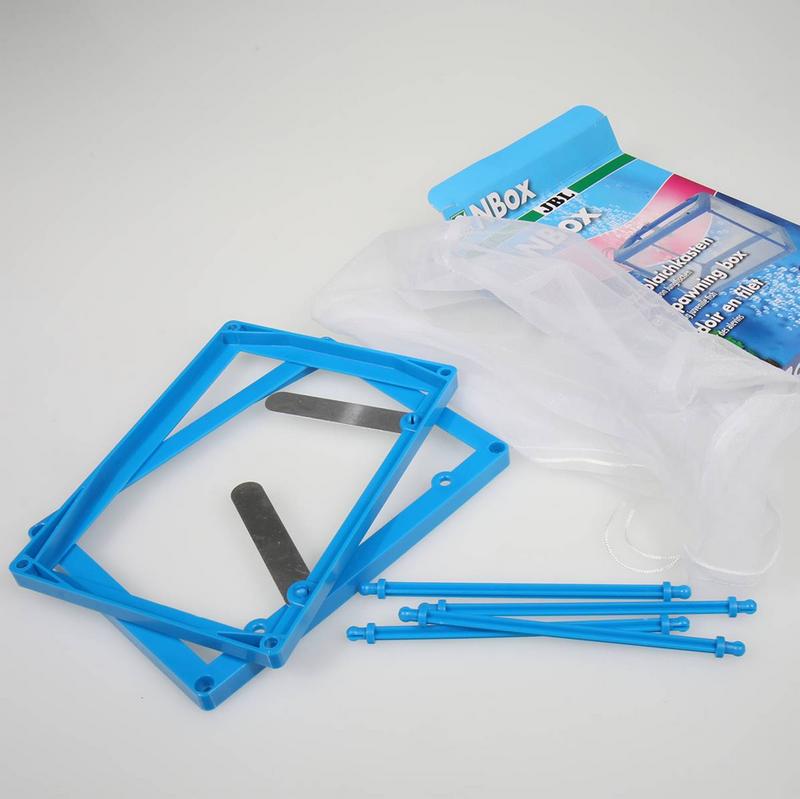 Parts of a JBL mesh breeding box against a white background: two blue plastic frames, several blue mounting rods and white, fine-mesh netting. Partially visible blue packaging featuring the JBL logo and ‘NBOX’.