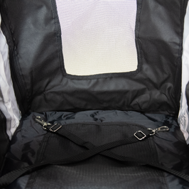 Vista interna InnoPet Buggy Comfort EFA con linee di sicurezza e griglia di ventilazione.