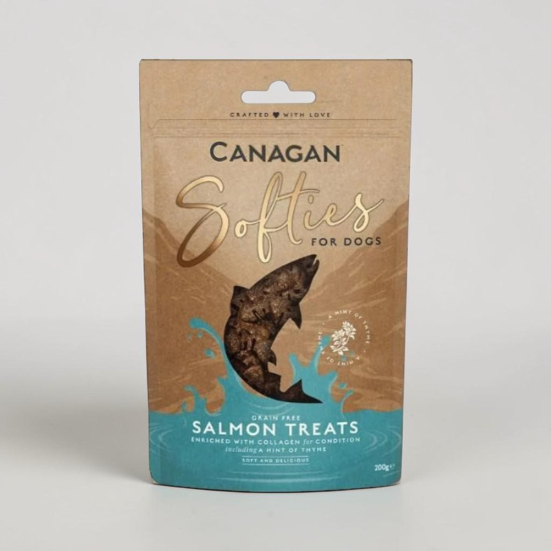 Emballage marron des friandises pour chiens au saumon « Softies » (Canagan). Symbole de saumon foncé sur vagues bleues. Friandises moelleuses sans céréales au saumon, poulet, collagène et thym. 200 g.