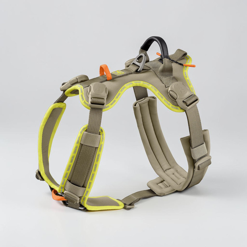 Ergonomic dog harness in grey-green with bright yellow edging, reflective piping and Hunter lettering. Wide, softly padded straps, adjustable buckles, Y-shaped chest plate, aluminium D-ring and handle.