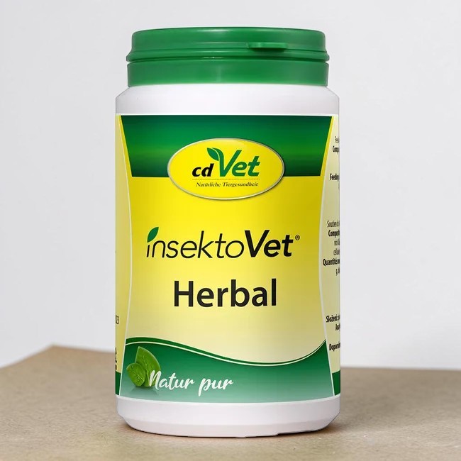 Contenitore bianco con coperchio verde ed etichetta giallo-verde. Logo cdVet con «Salute naturale degli animali». In grande: «insektoVet Herbal» e «Pura natura» con simbolo foglia. Su superficie marrone chiaro, sfondo neutro.