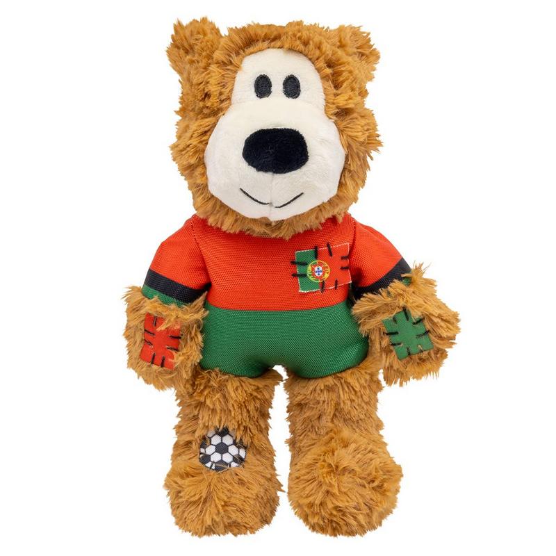 Un morbido orsacchiotto marrone in posizione eretta. Indossa un completo rosso e verde come la bandiera portoghese, con una toppa raffigurante la bandiera sul petto. Muso bianco, naso e occhi neri. Patch in tessuto, tra cui un pallone da calcio ai piedi.