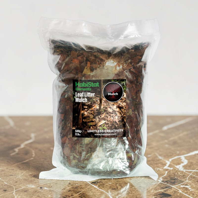 Sacchetto trasparente confezionato sottovuoto contenente foglie marroni sminuzzate (Habistat, pacciamatura di foglie) per terrari. 500 g di strato di copertura naturale, favorisce il microclima e funge da nascondiglio per gli animali da terrario.