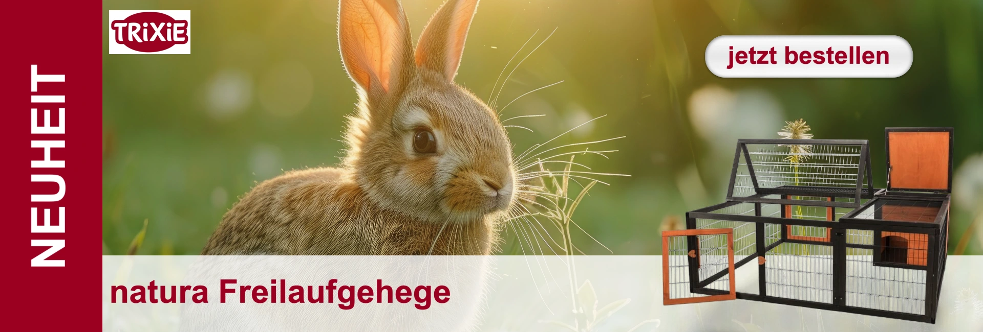 Primo piano di un coniglio marrone nell'erba, accanto a un recinto in legno per l'allevamento all'aperto Trixie Natura.