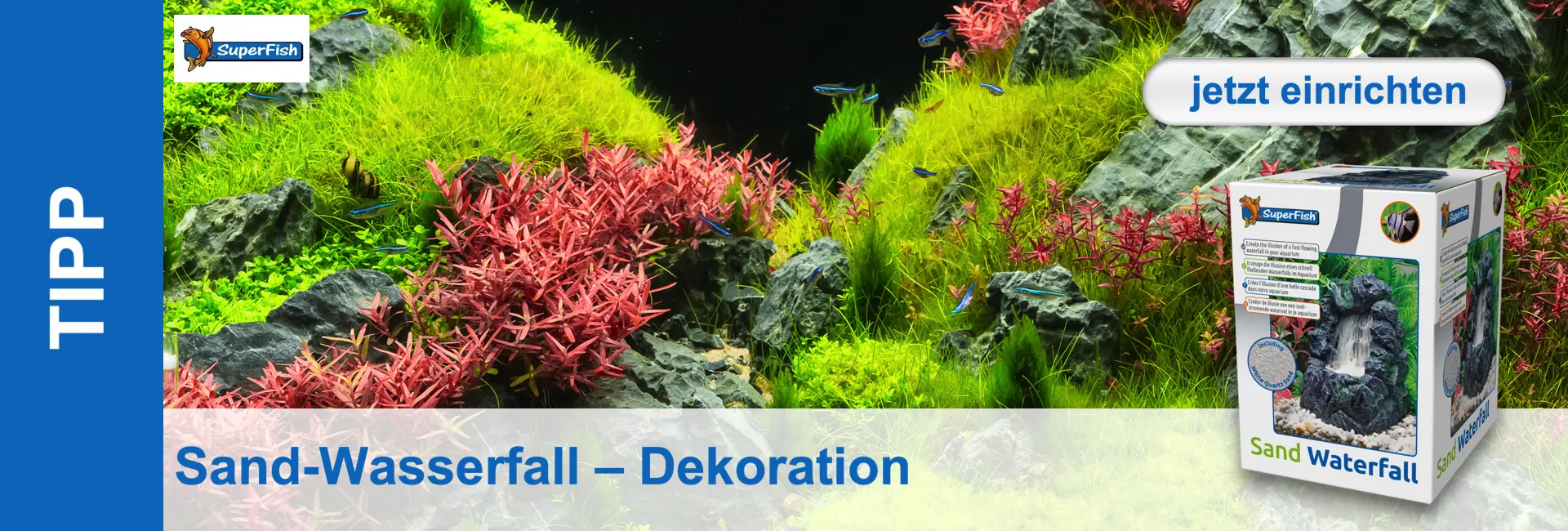 Acquario con piante verdi, accenti rossi, rocce e piccoli pesci. A destra, una scatola di prodotti per una cascata di sabbia.