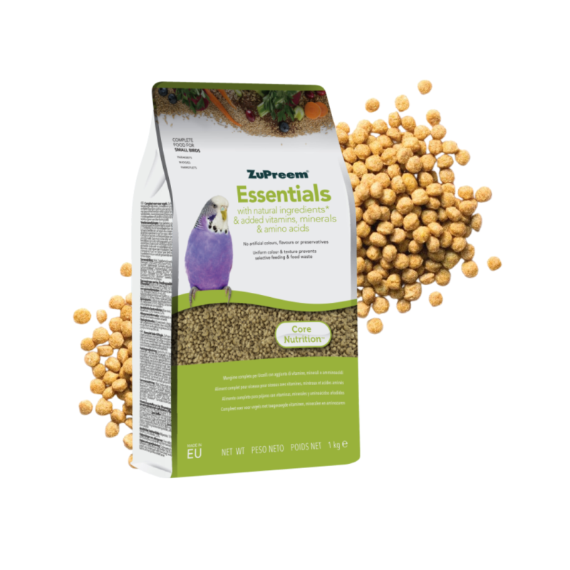 Confezione bianca di mangime per uccelli ZuPreem Essentials per piccoli uccelli con un pappagallino ondulato viola in primo piano. Evidenzia "ingredienti naturali" e "vitamine, minerali e aminoacidi". Pellet marrone chiaro in confezione da 1 kg.