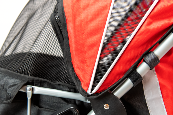 Vista dettagliata di InnoPet Buggy Comfort EFA: capottina rossa e nera con griglie di ventilazione e telaio argentato.