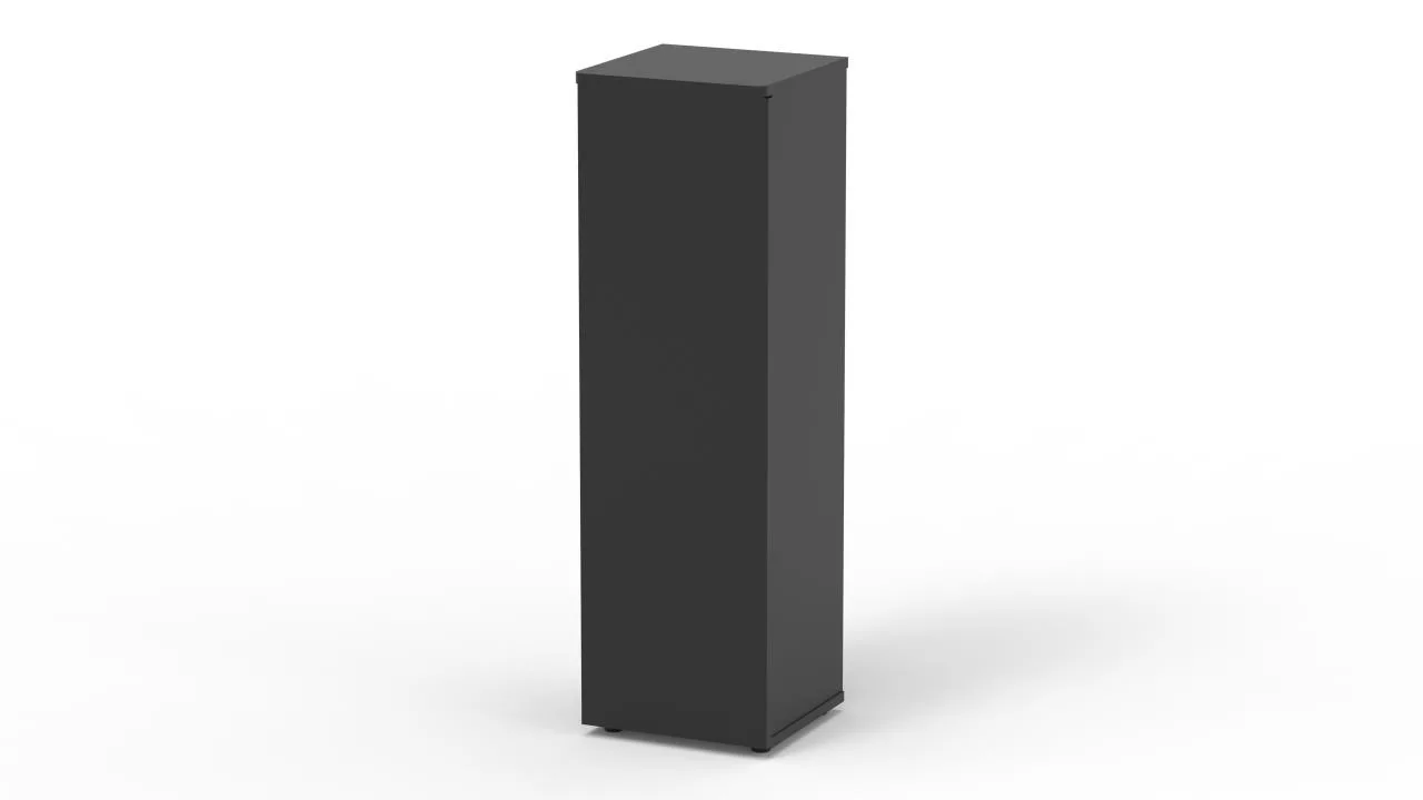 Schlanker, dunkelgrauer, rechteckiger Podest oder Säule steht vertikal auf weißem Hintergrund. Glatte Oberfläche, klare Kanten, minimalistisch und modern. Unten vier kleine, dunkle Standfüße für Stabilität. Frontal mit leichter Tiefenwirkung.
