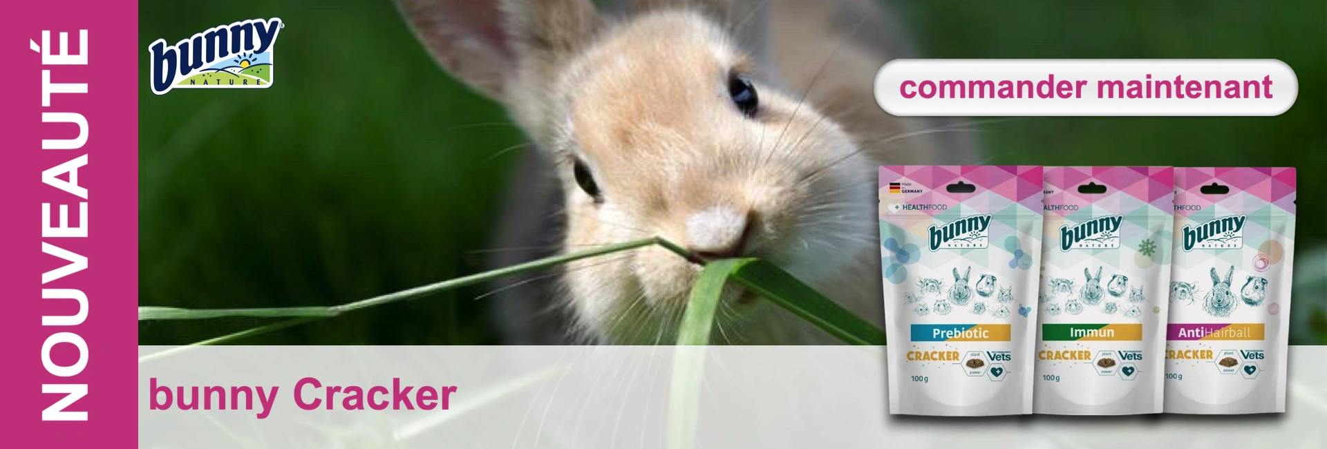 Gros plan d'un lapin grignotant un brin d'herbe verte, à côté d'emballages de produits.