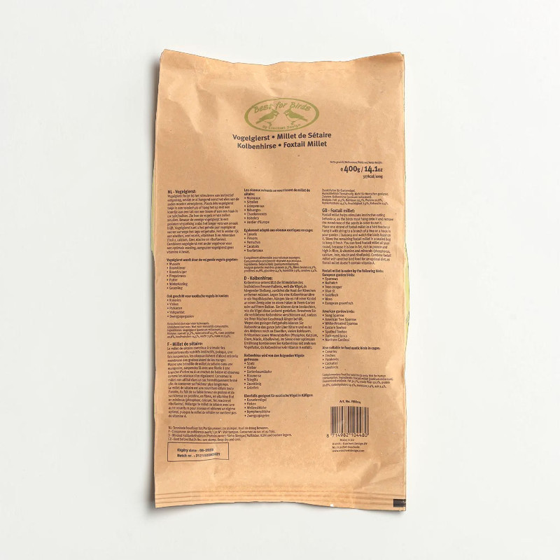 Verso d'un sac en papier brun contenant du millet jaune en épis pour oiseaux. En haut, le logo « Best for Birds ». En dessous, infos produit et mode d'emploi en plusieurs langues, avec indication du contenu (400 g).