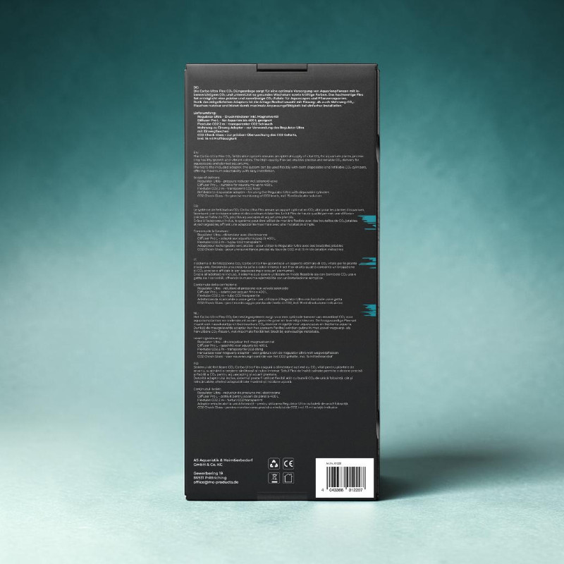 Rückseite einer dunklen Verpackung der Me Carbo Ultra Flex CO2-Anlage auf blau-grünem Hintergrund. Mit Produktinfos und Merkmalen in mehreren Sprachen, Herstellerkontakt, CE-Zeichen, Barcode/Artikelnummer sowie Hinweisen zur Anwendung und Bestandteilen.