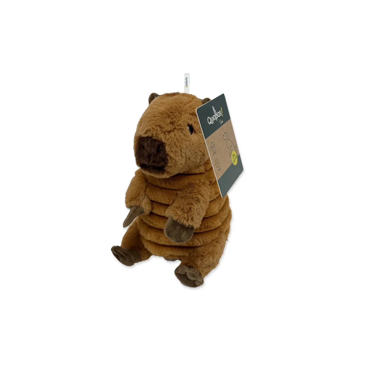 Ein braunes, flauschiges Stofftier in Form eines Capybaras, das aufrecht sitzt. Es hat ein dunkleres braunes Maul, kleine schwarze Augen und einen gewellten Körper. Ein Markenetikett mit "Quapas!" ist an seinem Rücken befestigt und ragt hervor.