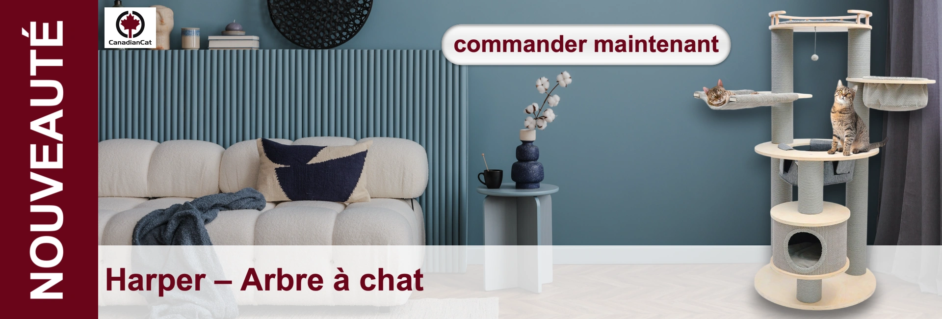 Arbre de jeu pour chats dans une ambiance moderne avec canapé, table d'appoint, décoration et deux chats, dont un sur l'arbre.