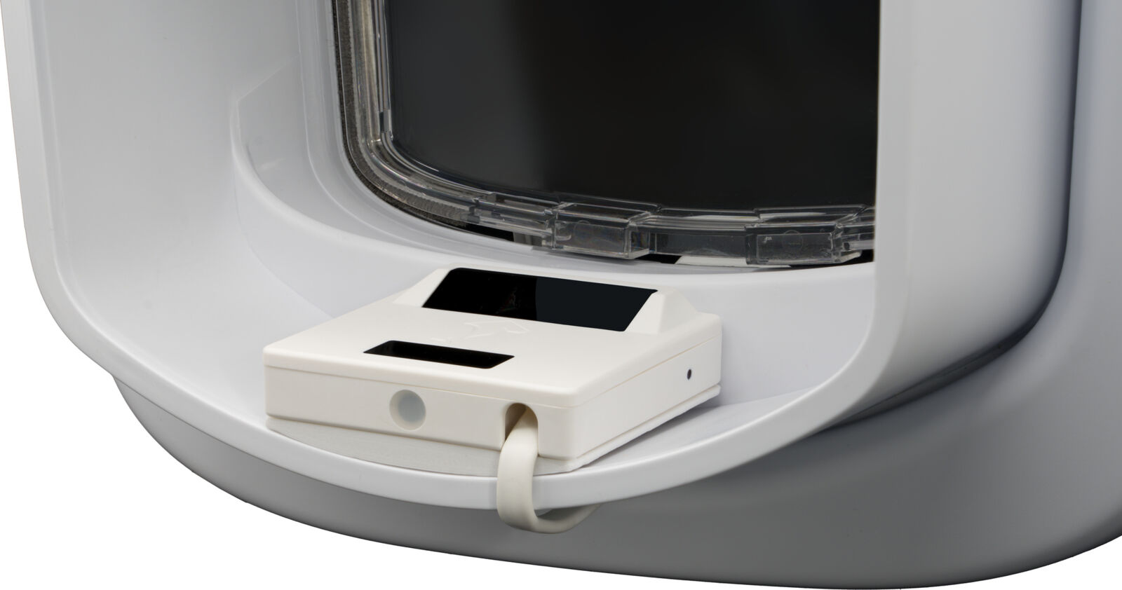 Weiße Katzenklappe mit durchsichtiger Tür und einem weißen Steuergerät mit Knöpfen und Kabel.