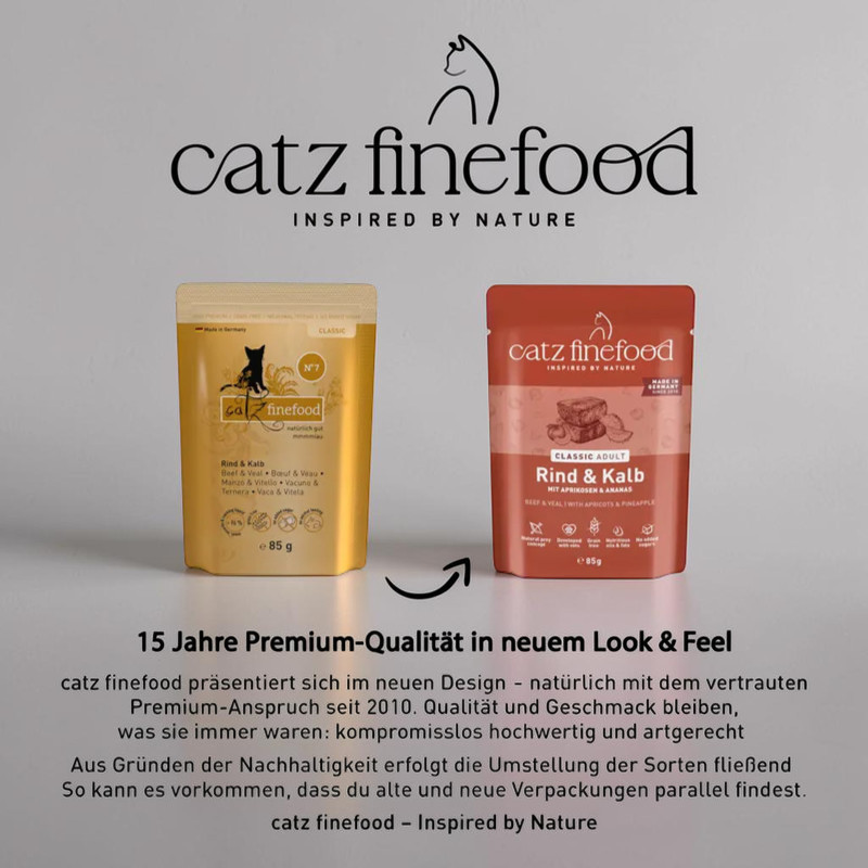 Zwei 85g-Beutel von Catz finefood Rind & Kalb nebeneinander zeigen den Designwechsel: links goldener Beutel des alten Designs, rechts rotbraune Neuauflage mit 'CLASSIC ADULT MIT APRIKOSEN & ANANAS'. Pfeil zur neuen Verpackung.