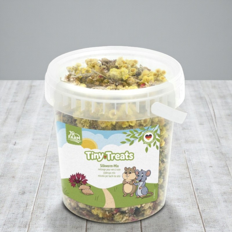 Eimer Tiny Treats Silkworm-Mix mit Blüten für Nager, gefüllt mit Snacks, Etikett mit Hamster-Illustration.