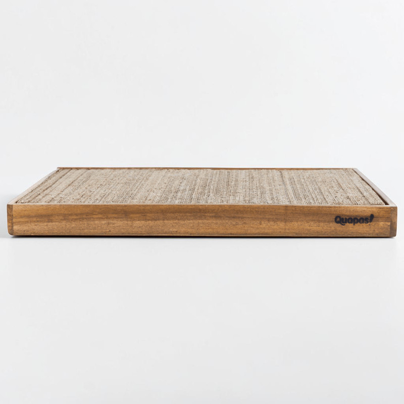 Rectangular cat scratching board viewed from a low angle. Light brown, textured scratching surface, framed by smooth, medium-brown wood. ‘Quopas!’ discreetly engraved on the right-hand side of the frame. On a white background.