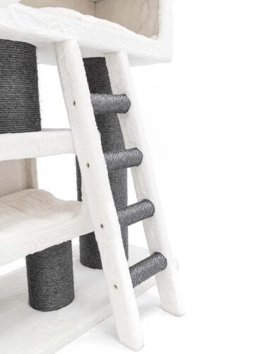 Primo piano di un tiragraffi per gatti in bianco e grigio: scala imbottita con pioli in sisal grigio scuro che conducono alla piattaforma superiore. Colonne tiragraffi in sisal e piazzole color crema sullo sfondo, su fondo bianco.
