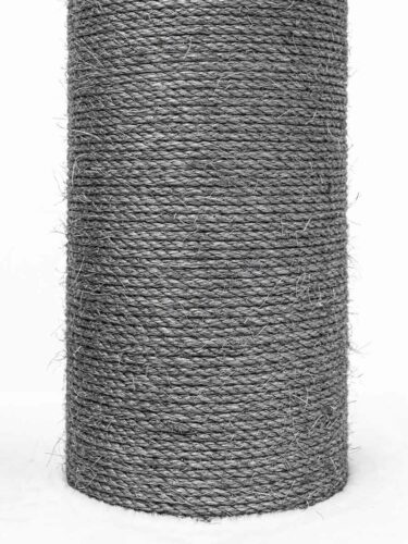 Una colonna cilindrica verticale, avvolta saldamente dal basso verso l'alto con una corda grezza di colore grigio scuro. Avvolgimenti stretti in corda di sisal o iuta, con fibre visibili e texture ruvida. Sfondo chiaro, in tinta unita.