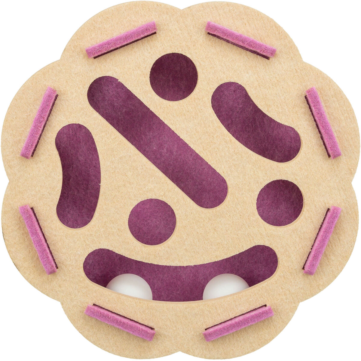 Giocattolo in feltro beige a forma di fiore con ritagli viola: tre cerchi, una lunga forma ovale, due aperture a forma di rene e un nastro sorridente con due palline bianche. Sul bordo piccole strisce di feltro rosa.