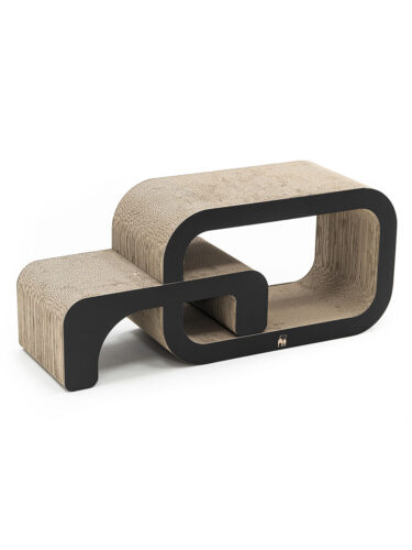Tiragraffi in cartone ondulato beige con cornice nera, dalla forma di un mobile astratto a due livelli. Superficie ruvida e leggermente ondulata. Apertura ricurva al centro che funge da nascondiglio o spazio di gioco. Moderno e funzionale.