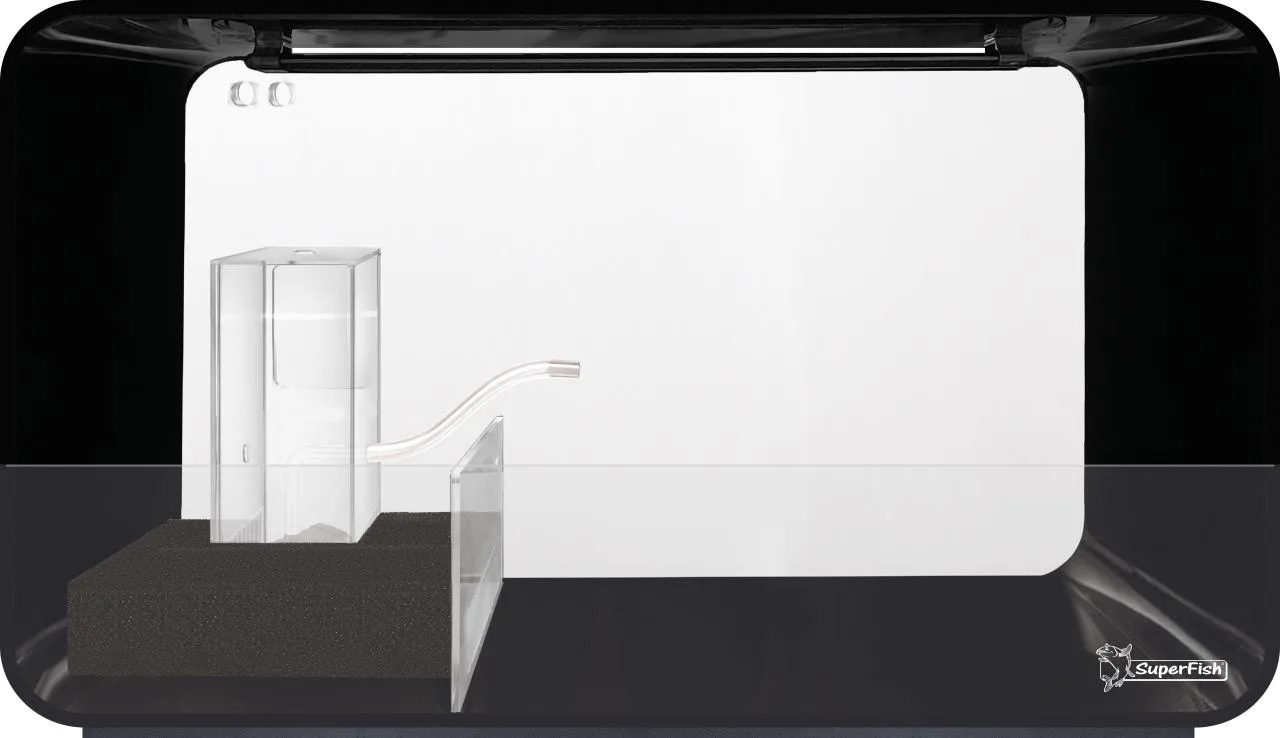Leeres SuperFish Paludra 60 Paludarium mit schwarzem Rahmen und klarer Glasfront. Sichtbar: transparente Filterbox mit Filterschwamm und Wasserauslass. Trennscheibe für Wasser- und Landbereich, EVA-Unterlage, LED im Deckel.