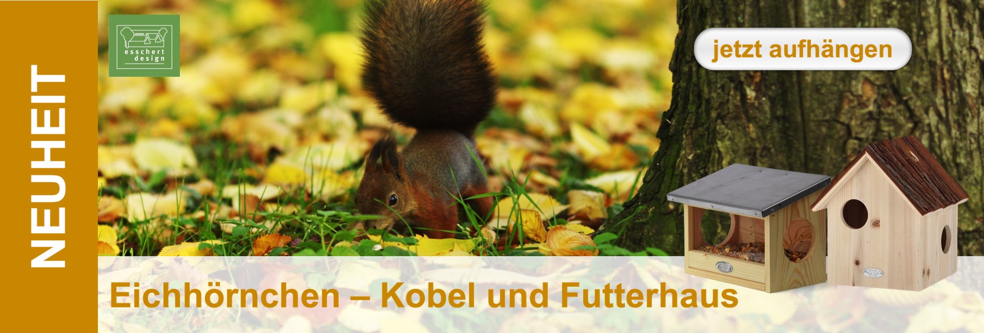 Scoiattolo sul terreno frondoso accanto alla mangiatoia e nido davanti al tronco di un albero. Testo: "Appendi ora".