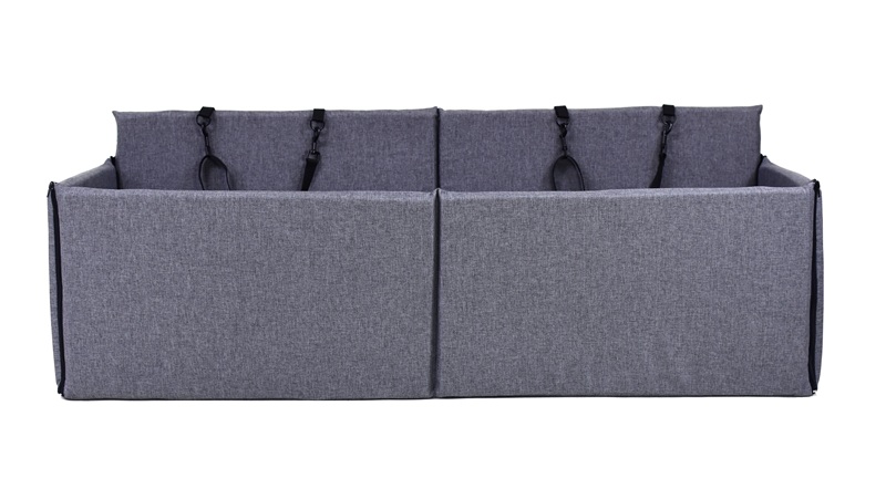 Lit pour chien rectangulaire gris pour transport en voiture, vu de face. Parois latérales hautes et rembourrées, plus hautes à l'arrière qu'à l'avant. Sangles noires avec mousquetons pour fixation appuie-têtes. Robuste.