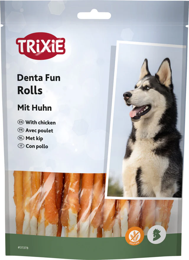 Confezione di Trixie Denta Fun Rolls al pollo, masticativi per cani. A destra un Siberian Husky bianco e nero dagli occhi blu che guarda attentamente. In basso rotoli avvolti in involucro arancione e bianco.